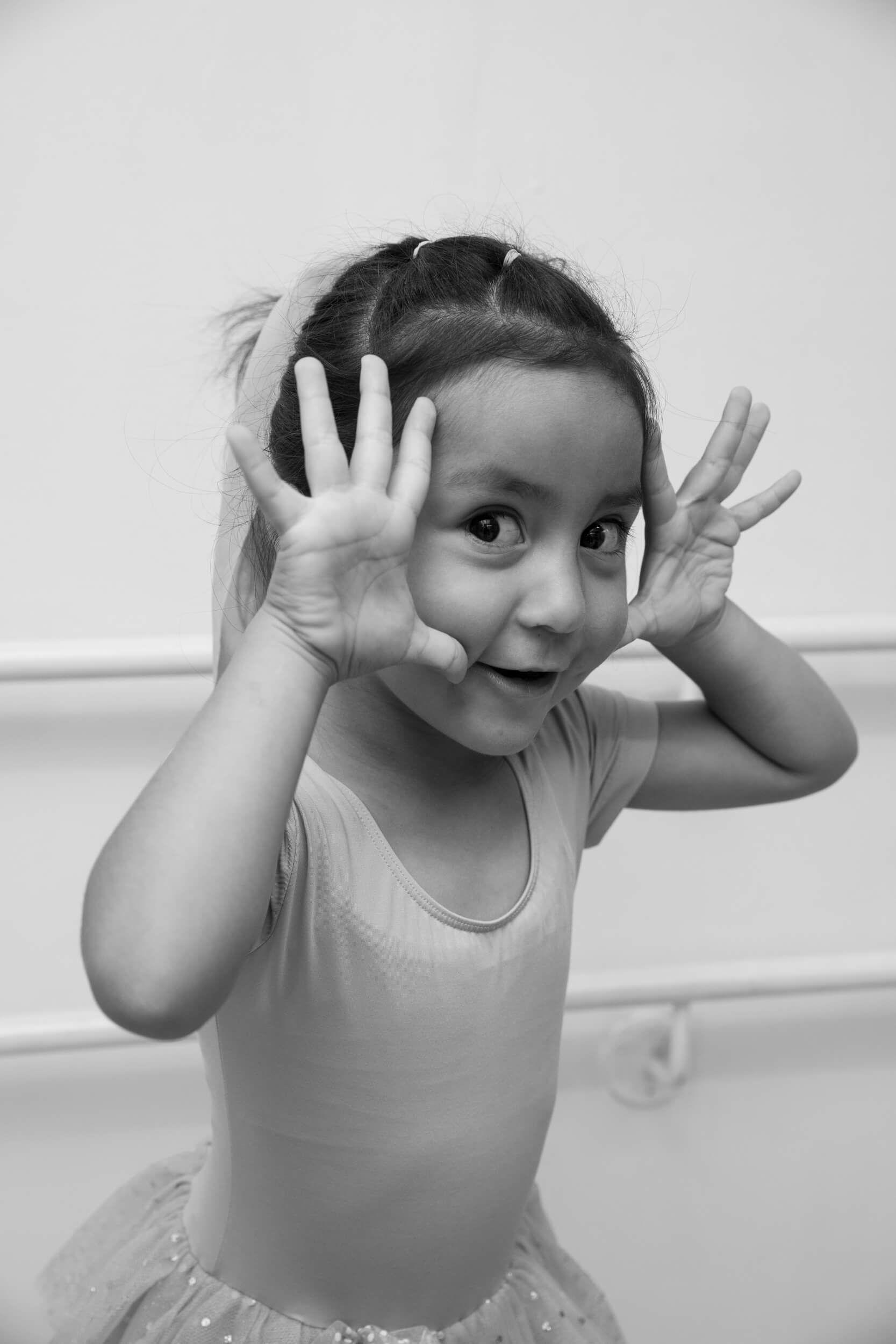 Niños en clase de arte en Academia Semillas